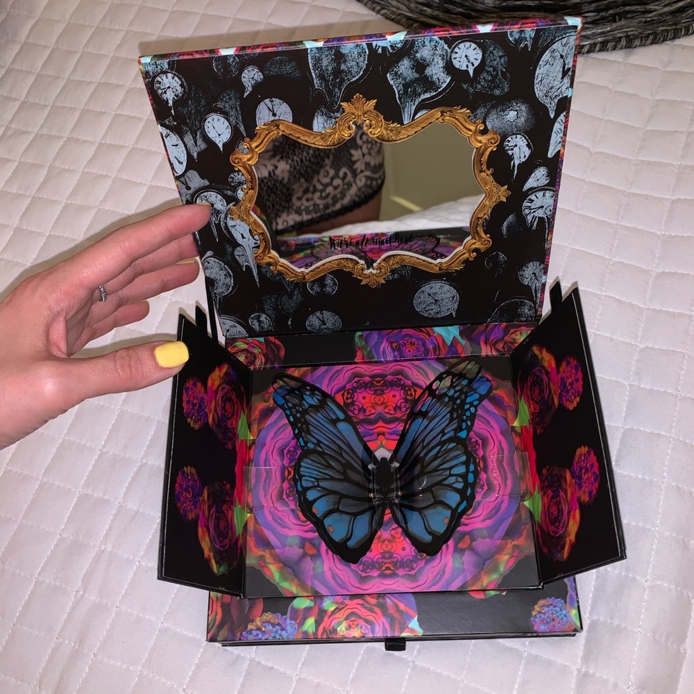 Alice in wonderland eye shadow palette